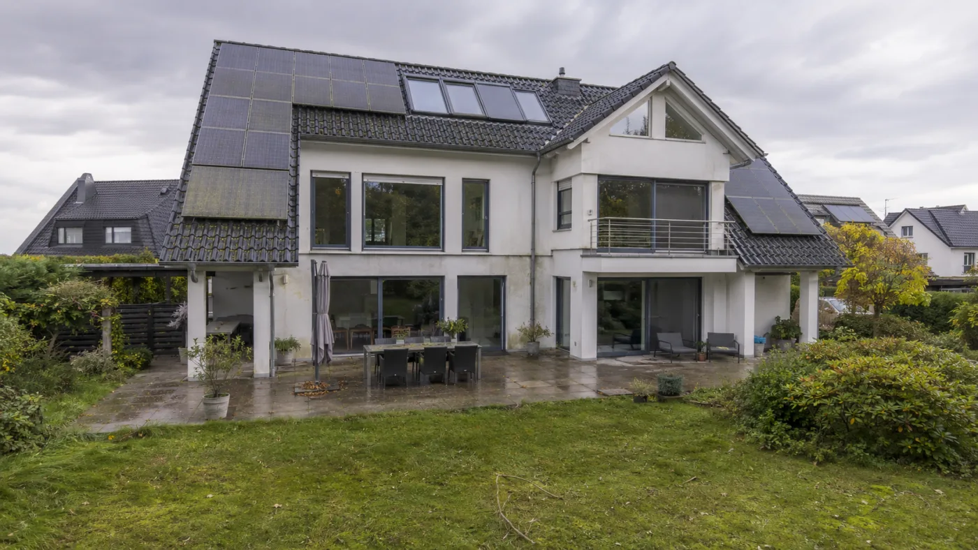 Vernachlässigtes Haus vor der Reinigung